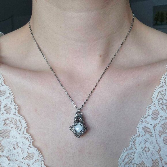 Vintage romantic classic teardrop caged pearl and silver chainmaille necklace - Picture 2 of 6